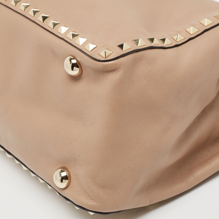 مملوكة مسبقًا Valentino Beige Leather Medium Rockstud Trapeze Tote