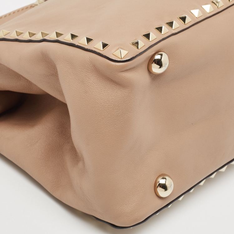 مملوكة مسبقًا Valentino Beige Leather Medium Rockstud Trapeze Tote