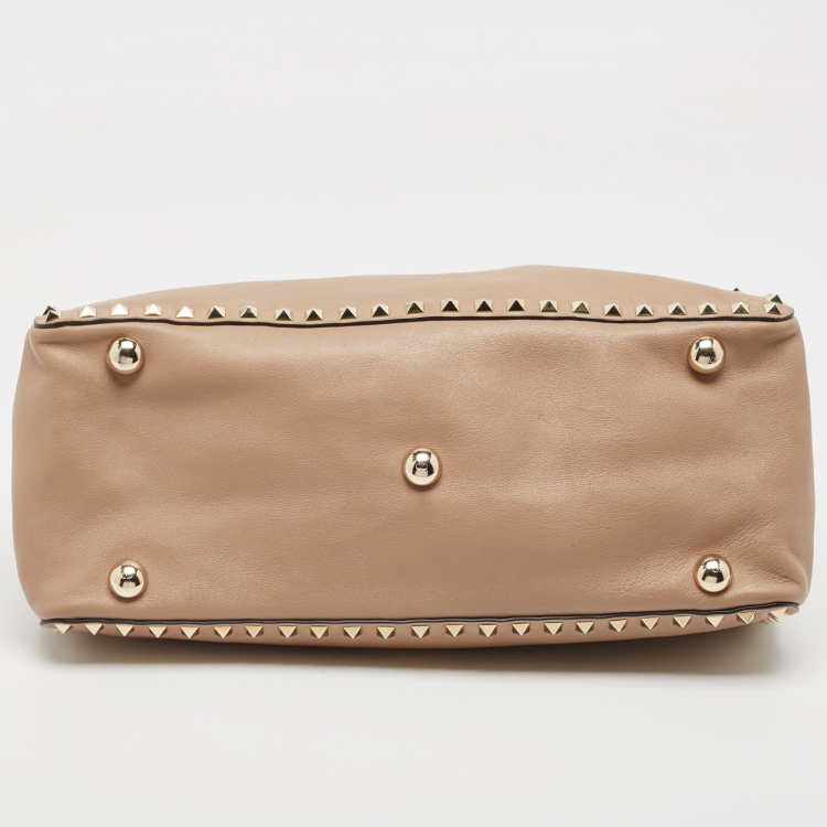 مملوكة مسبقًا Valentino Beige Leather Medium Rockstud Trapeze Tote