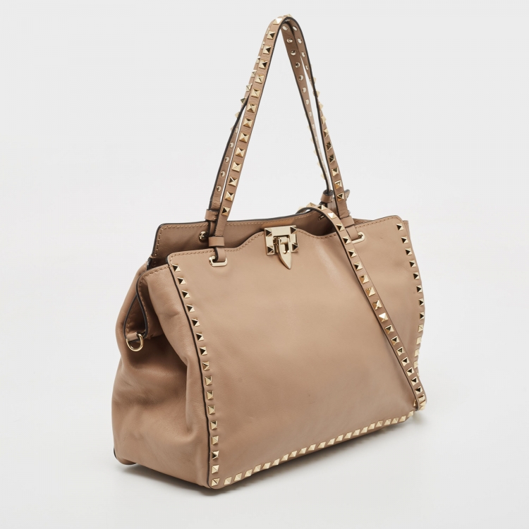 مملوكة مسبقًا Valentino Beige Leather Medium Rockstud Trapeze Tote