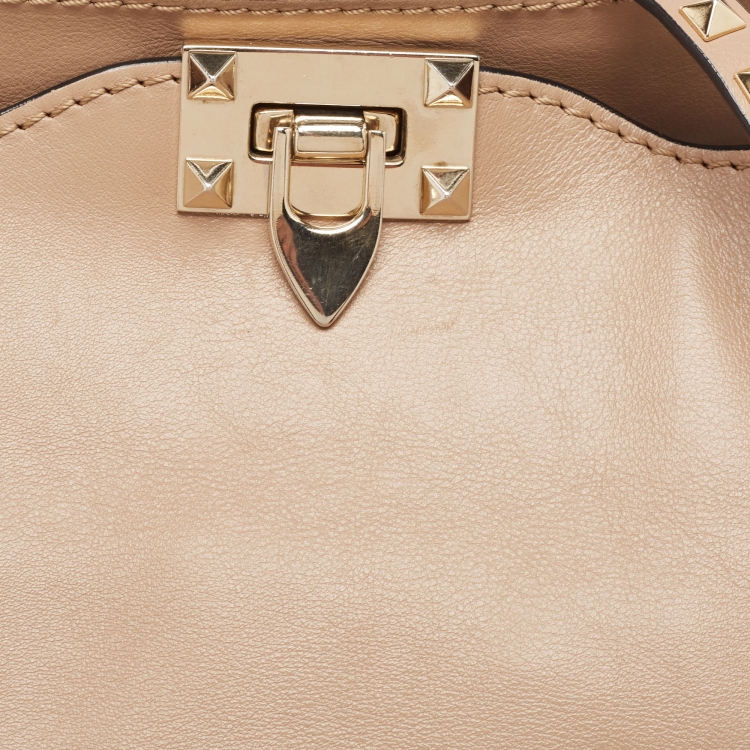 مملوكة مسبقًا Valentino Beige Leather Medium Rockstud Trapeze Tote