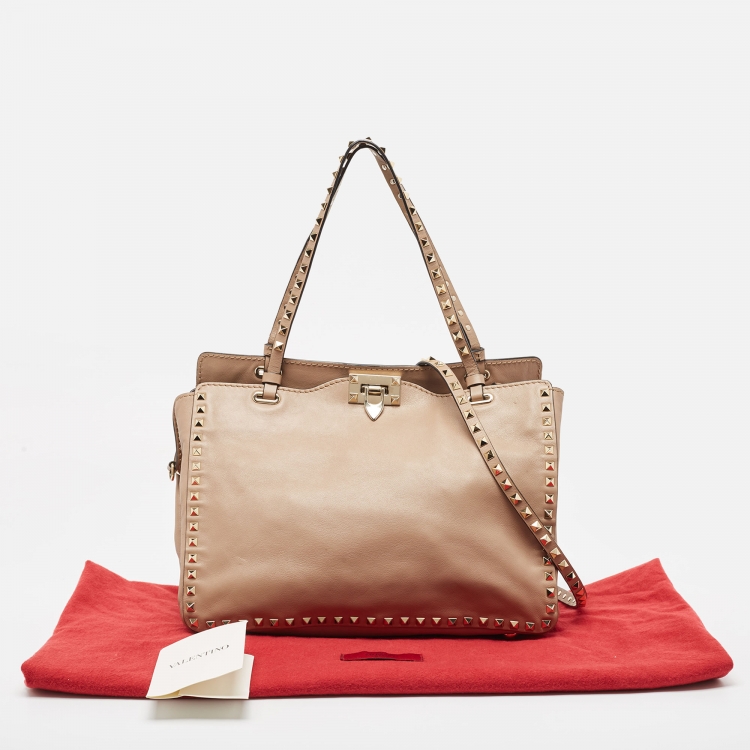 مملوكة مسبقًا Valentino Beige Leather Medium Rockstud Trapeze Tote