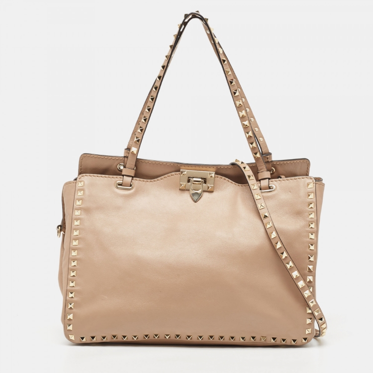 مملوكة مسبقًا Valentino Beige Leather Medium Rockstud Trapeze Tote