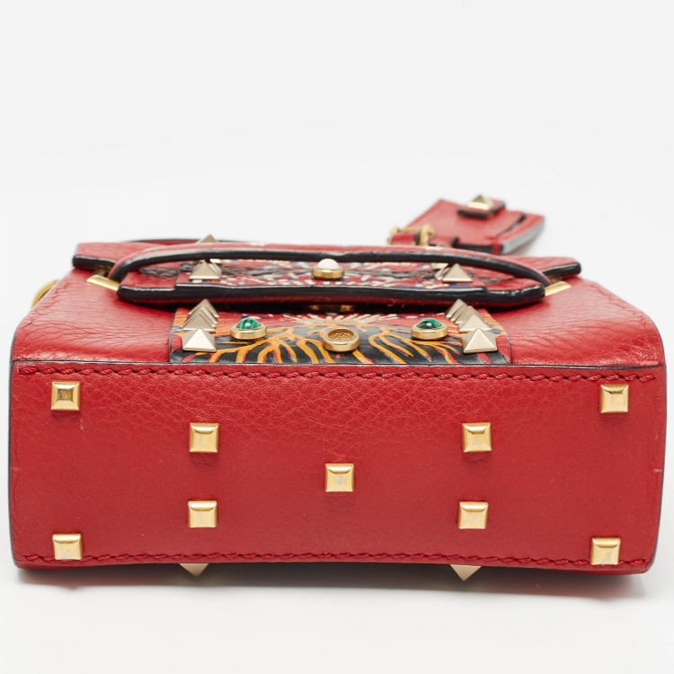 مملوكة مسبقًا Valentino Red Leather Enchanted Wonderland Micro My Rockstud Top Handle Bag 