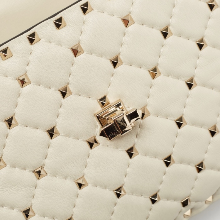 Pre Owned Valentino Off White Quilted Leather Medium Rockstud Spike Top Handle Bag