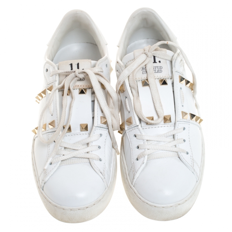 مملوكة مسبقًا Valentino White Leather Rockstud Untitled Low Top Sneakers Size 35.5