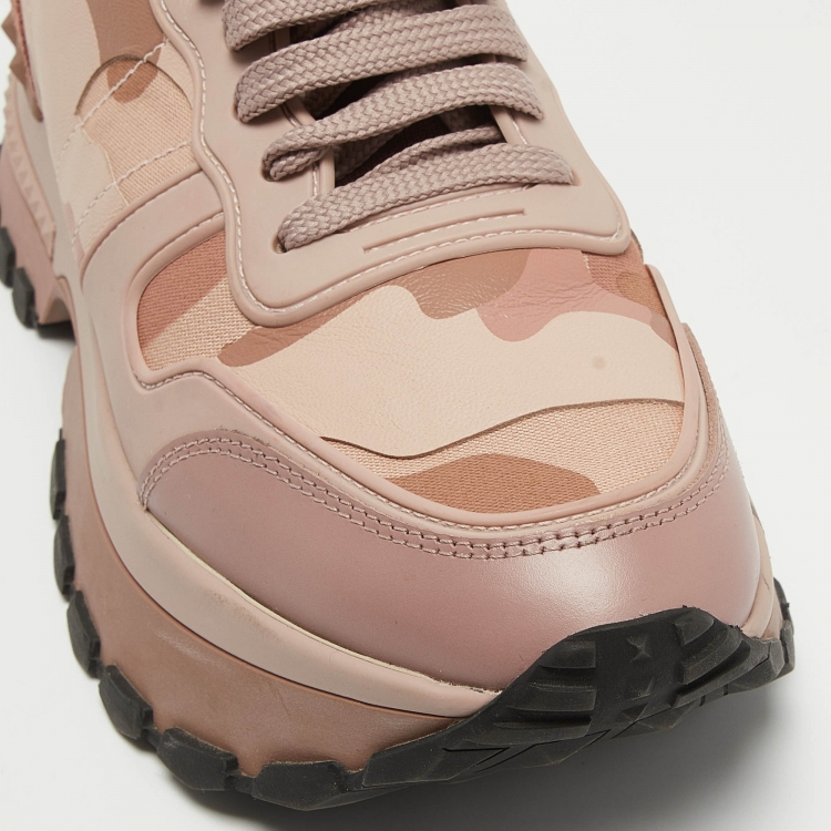 مملوكة مسبقًا Valentino Pink/Beige Suede and Leather Rockrunner Sneakers Size 39