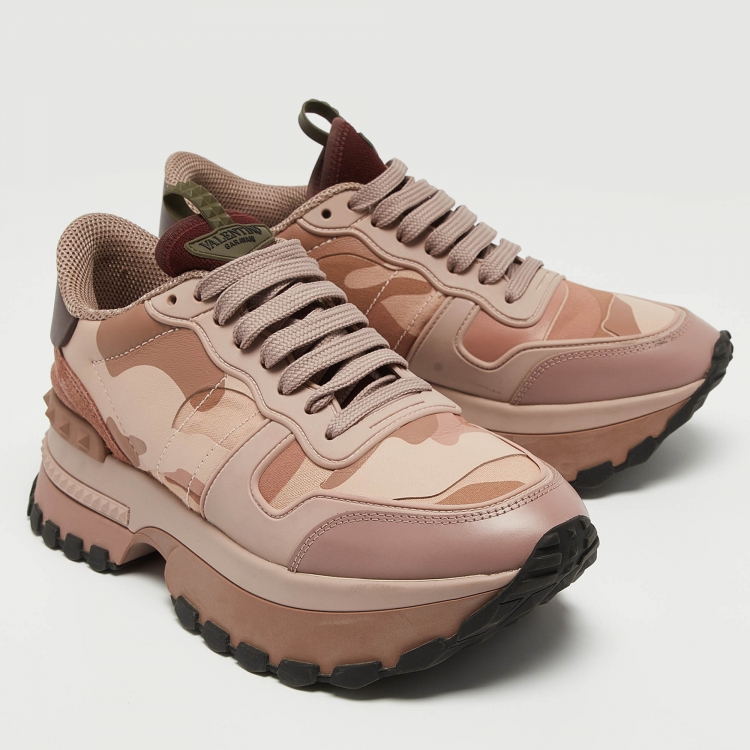 مملوكة مسبقًا Valentino Pink/Beige Suede and Leather Rockrunner Sneakers Size 39