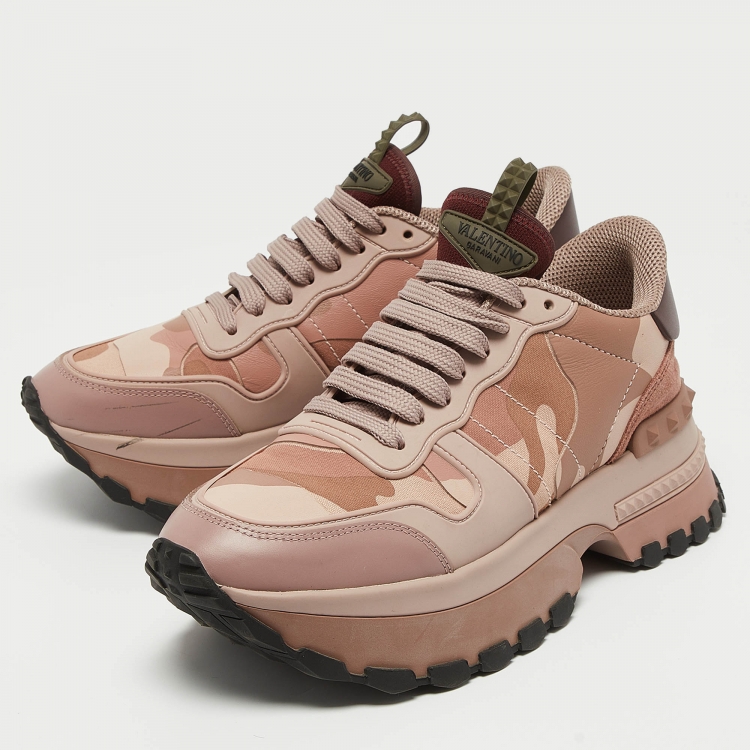 مملوكة مسبقًا Valentino Pink/Beige Suede and Leather Rockrunner Sneakers Size 39