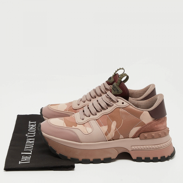 مملوكة مسبقًا Valentino Pink/Beige Suede and Leather Rockrunner Sneakers Size 39