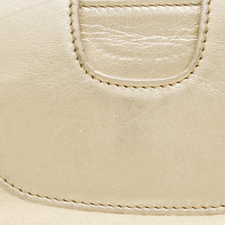 مملوكة مسبقًا Versace Light Gold Leather Clutch 