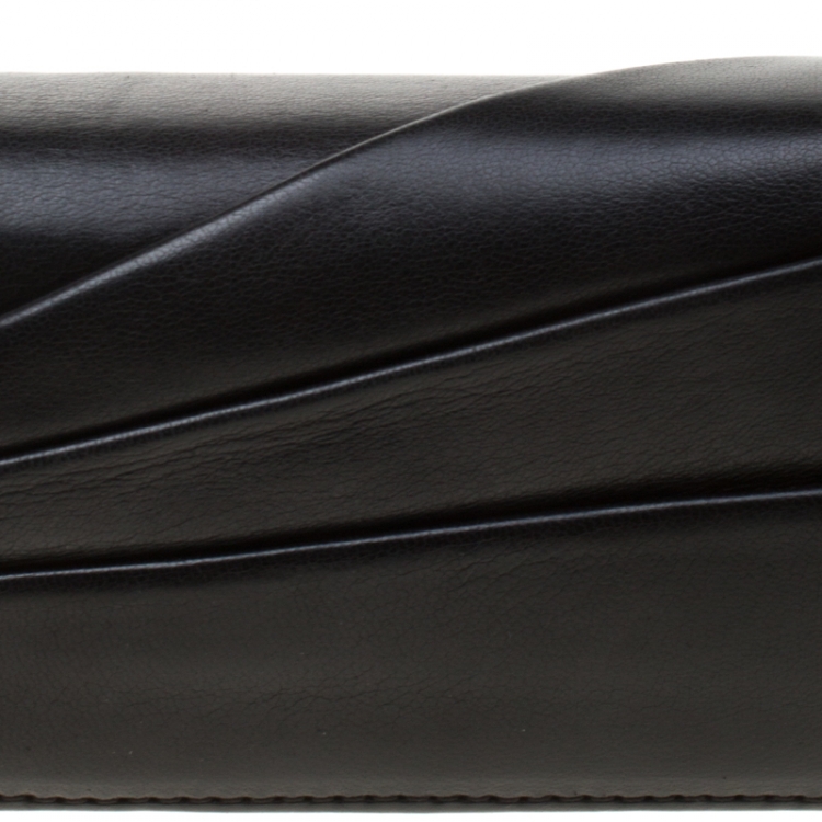 Pre Owned Versace Black Leather Flower Embellished Chain Clutch