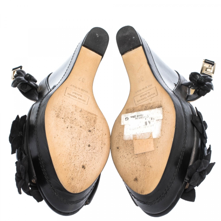 مملوكة مسبقًا Versace Black Leather And Suede Flower Embellished Wedge Platform Slingback Sandals Size 37