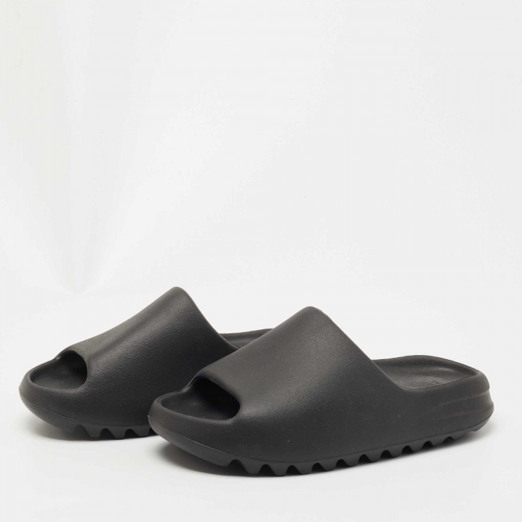 Yeezy crocs online black