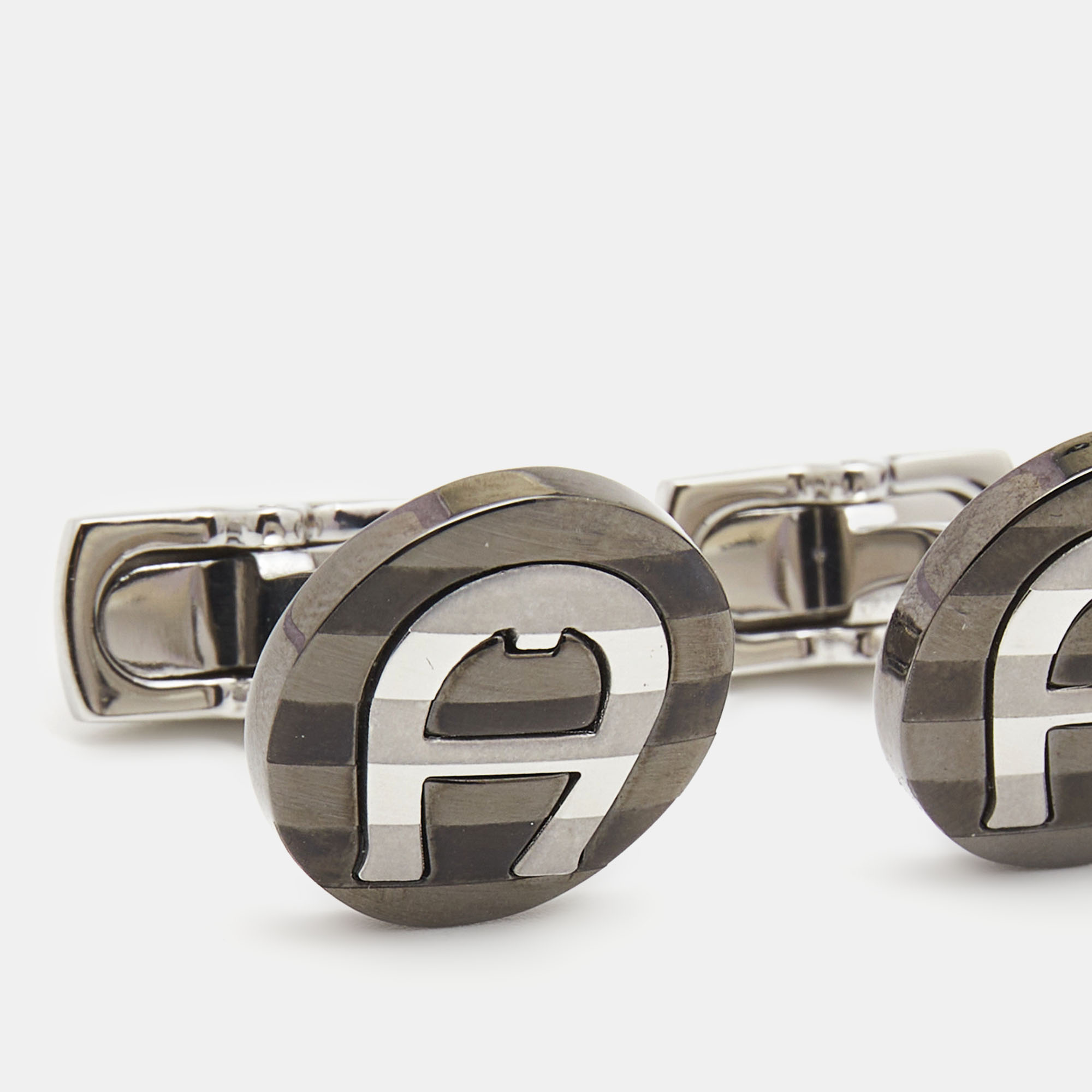 

Aigner Metallic Grey Ballpoint Pen and Cufflinks Set