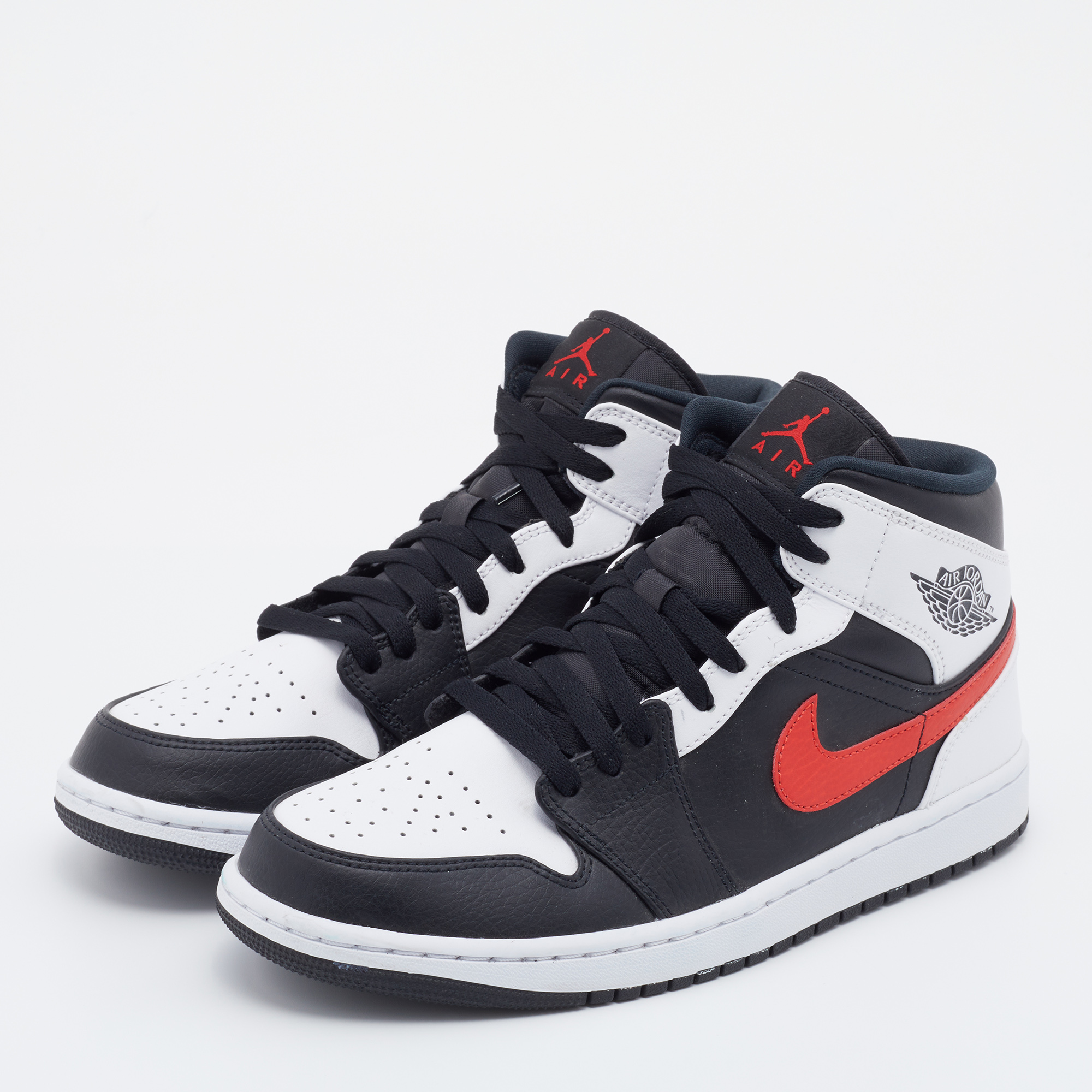 

Air Jordan Black/White Leather Jordan 1 Retro High Top Sneakers Size