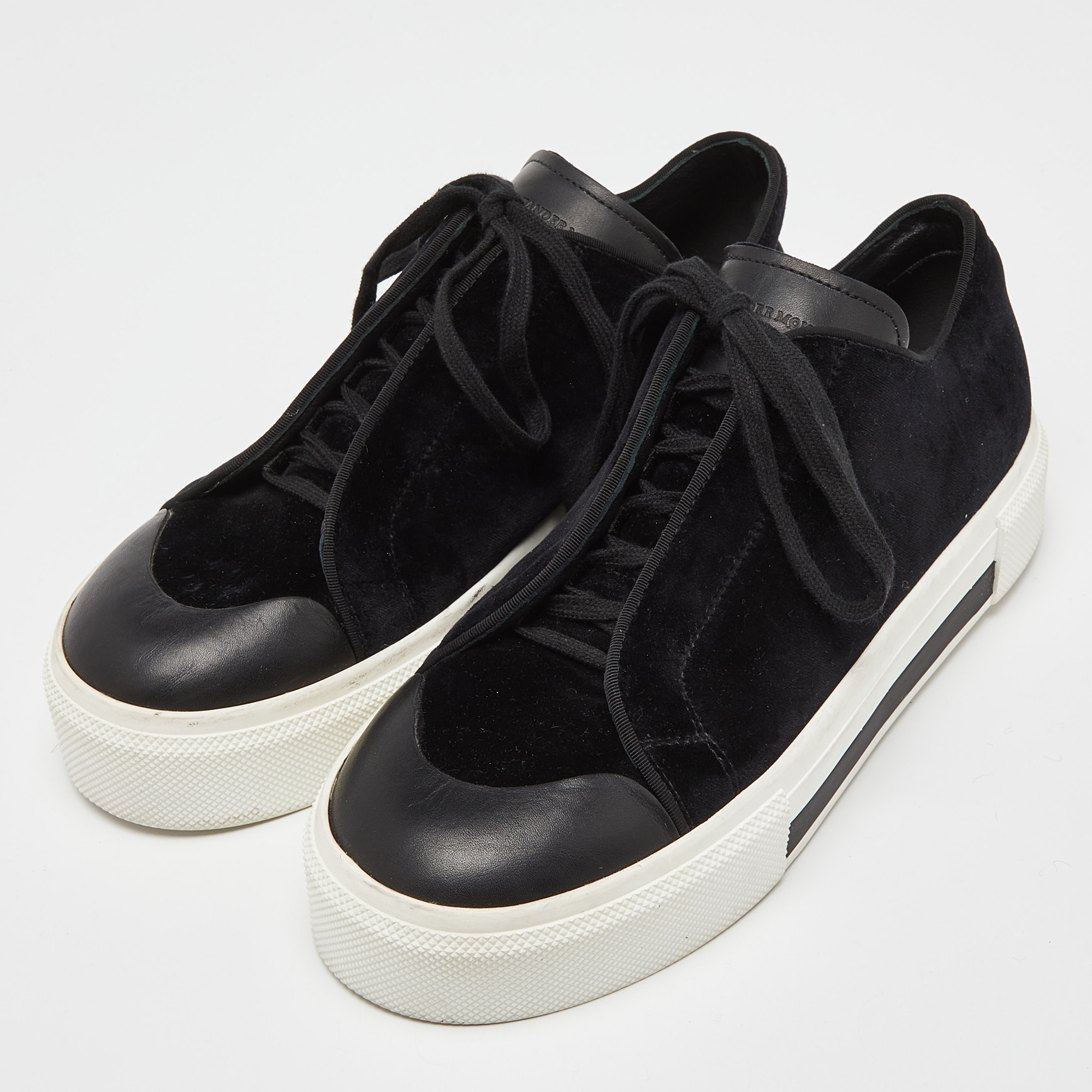 

Alexander McQueen Black Velvet Lace Low Top Sneakers Size