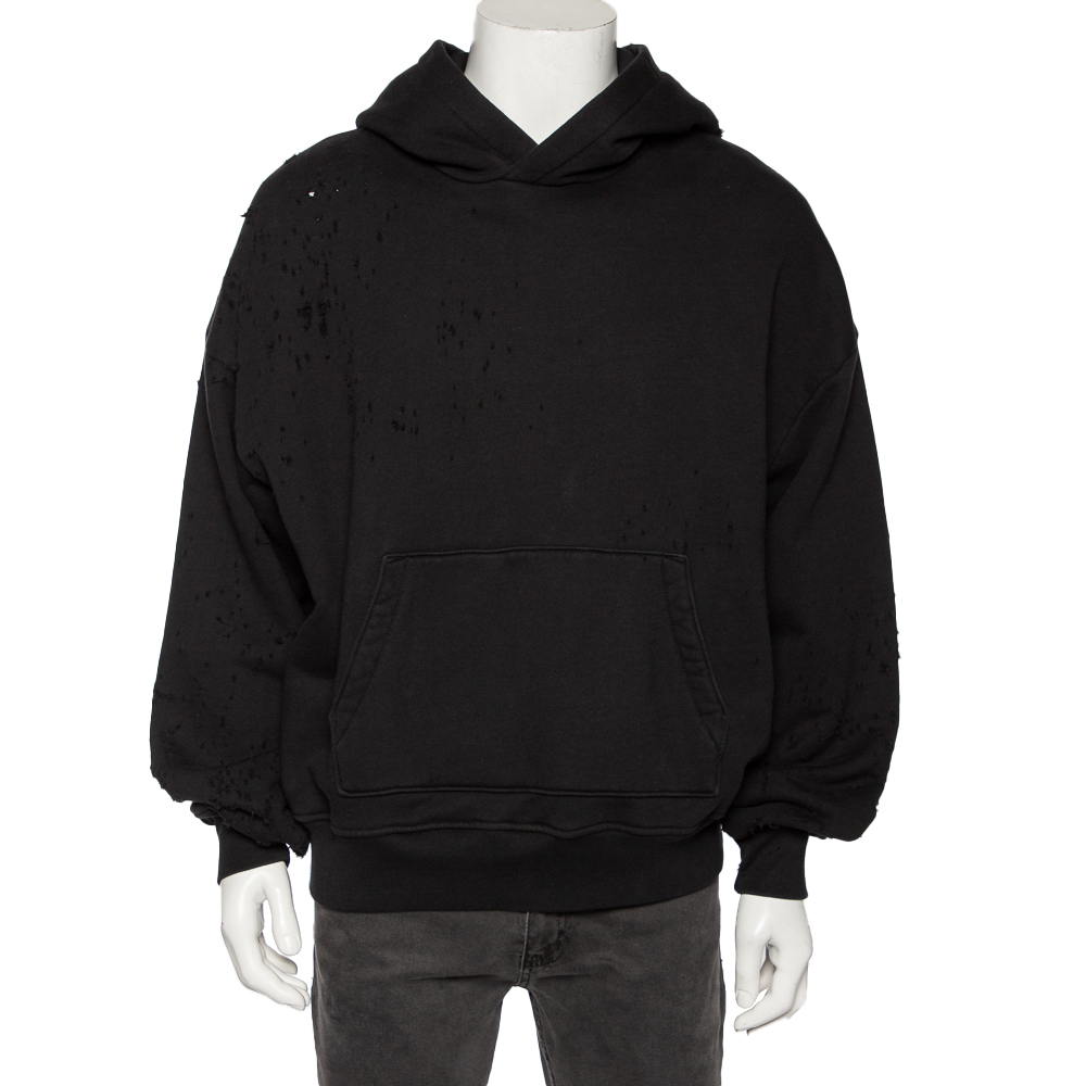 Whether you want to go out on casual outings with friends or just want to lounge around this Amiri hoodie is a versatile piece and can be styled in many ways. It has been made using high grade materials and the creation will go well with basic denim jeans and sneakers for an impeccable casual look.