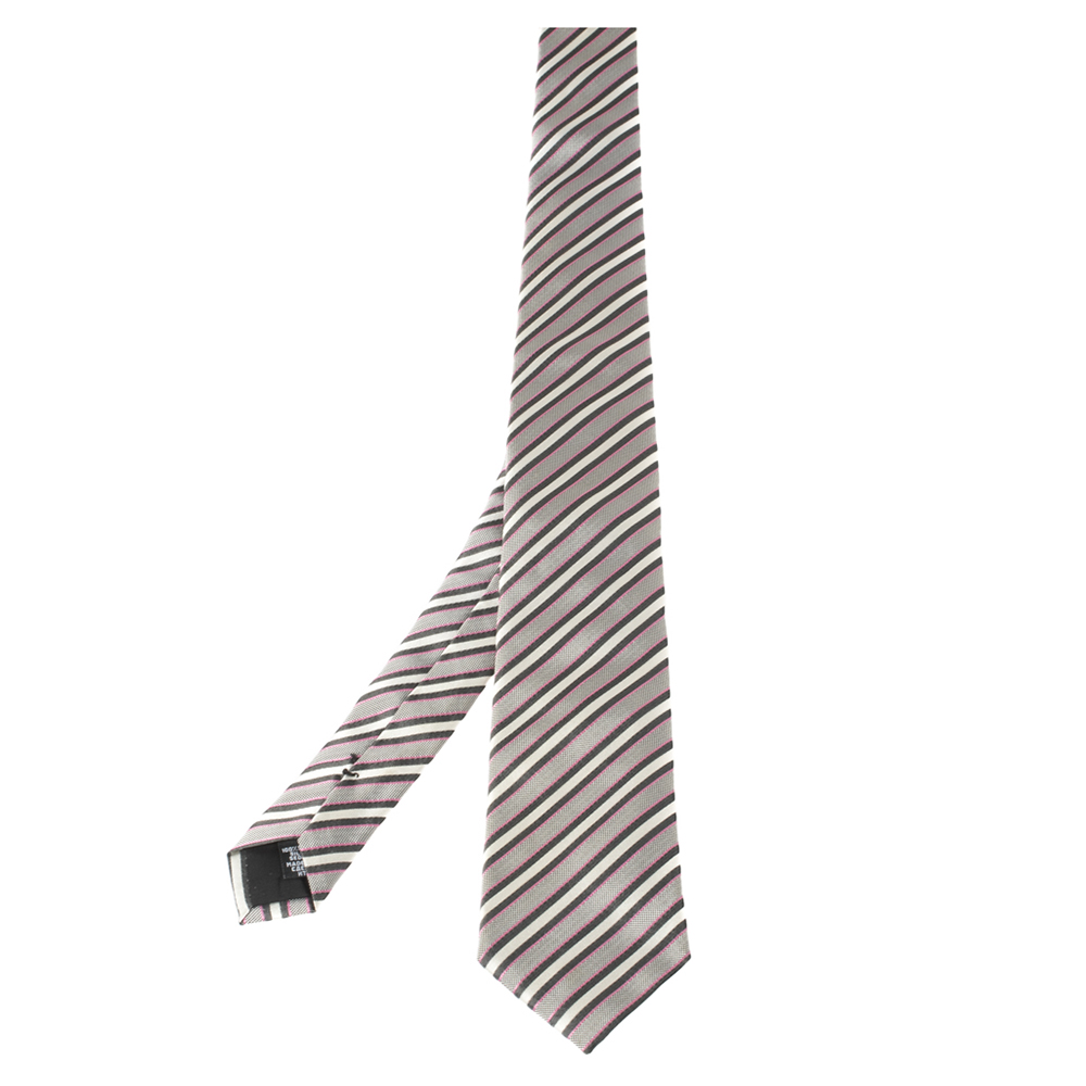 This Boss By Hugo Boss tie is a perfect formal accessory that has a sharp and modern appeal. This 100% silk tie features a diagonal striped pattern and is tailor made for the modern man like you. It is finished with a Penny keeper strap and the brand label neatly stitched at the back.