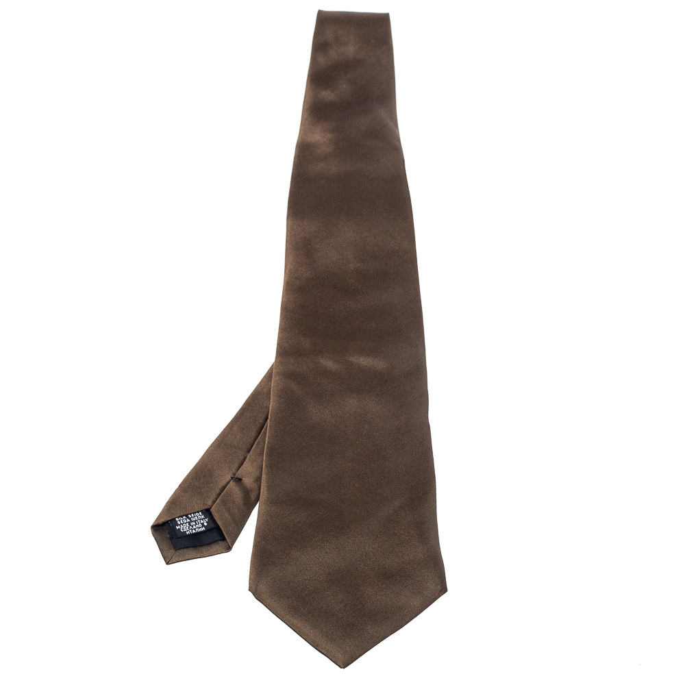 This Boss By Hugo Boss tie is a perfect formal accessory that has a sharp and modern appeal. Made from 100% silk it features a versatile brown shade a penny keeper strap and the brand label neatly stitched at the back. It is sure to add oodles of style to your blazers.