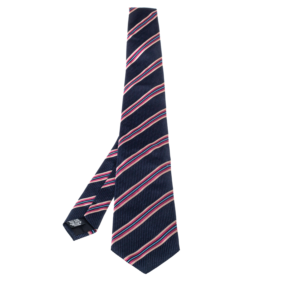 This Boss By Hugo Boss tie is a perfect formal accessory that has a sharp and modern appeal. Made from 100% silk it features blue and pink shades a penny keeper strap and the brand label neatly stitched at the back. It is sure to add oodles of style to your blazers.