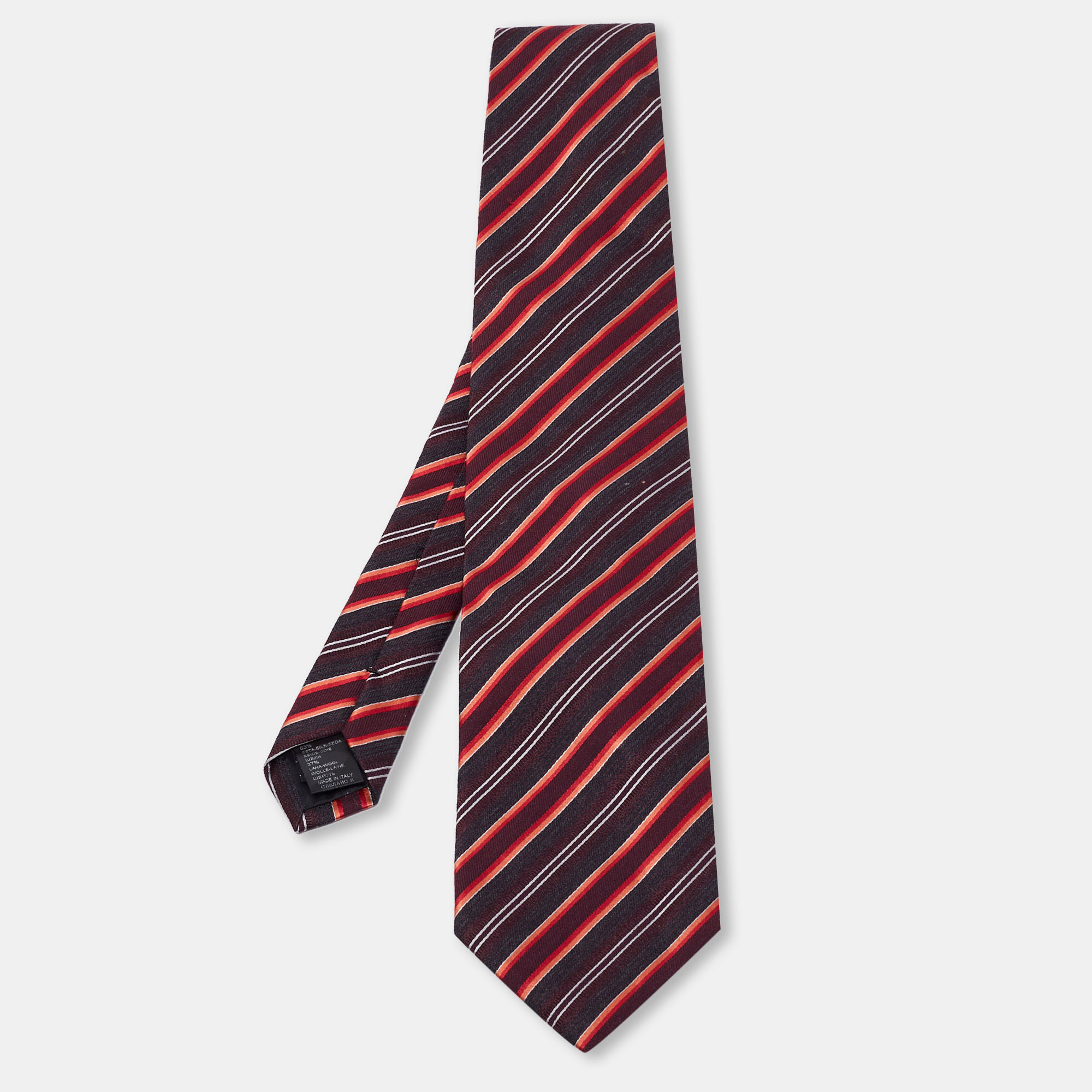 This Boss By Hugo Boss tie is a perfect formal accessory that has a sharp and modern appeal. Made from luxurious materials it features intricate patterns and the brand label is neatly stitched at the back. It is sure to add oodles of style to your blazers.