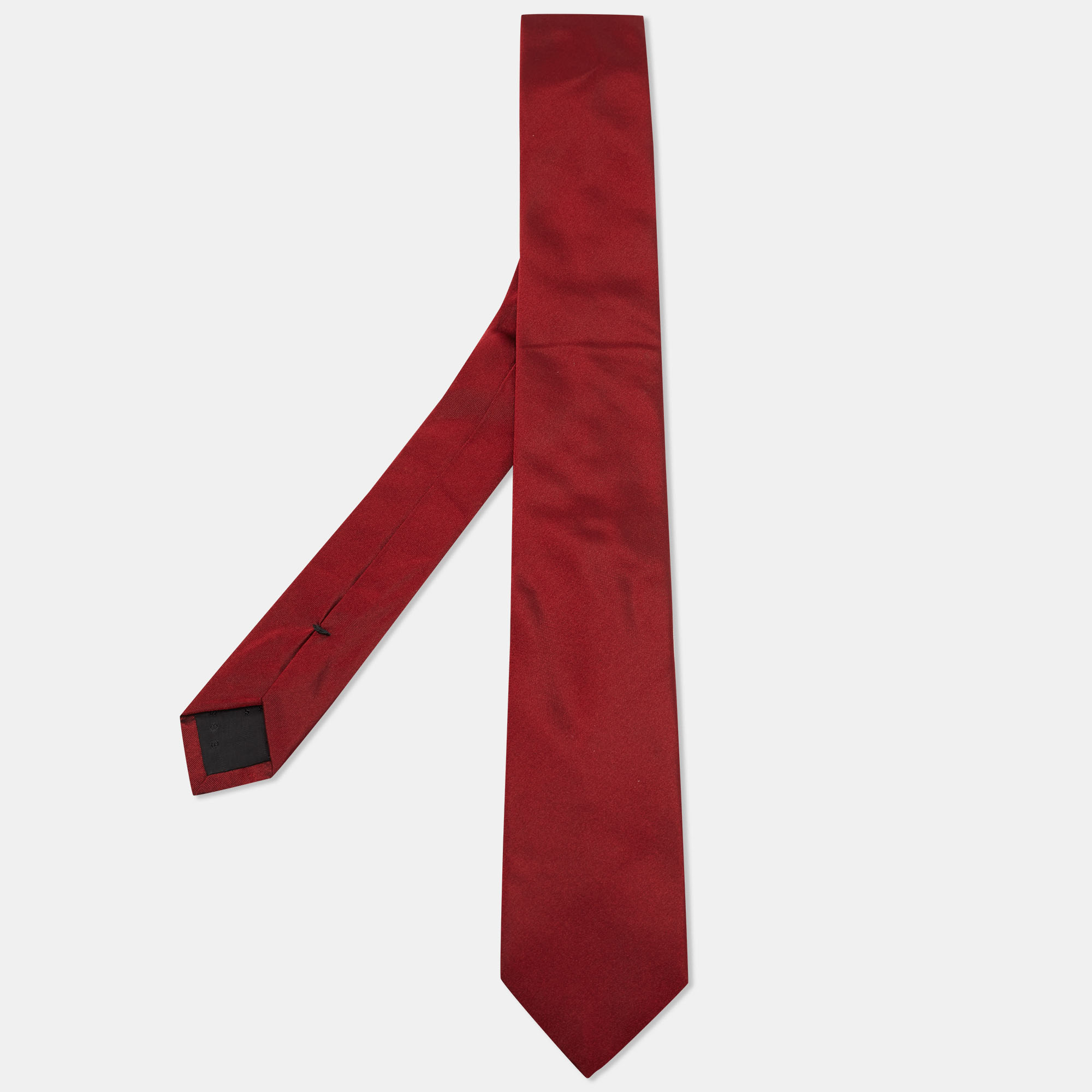 Made in Italy using 100% silk this Boss By Hugo Boss tie comes in a beautiful red shade. This finely tailored accessory will add a charming finish.