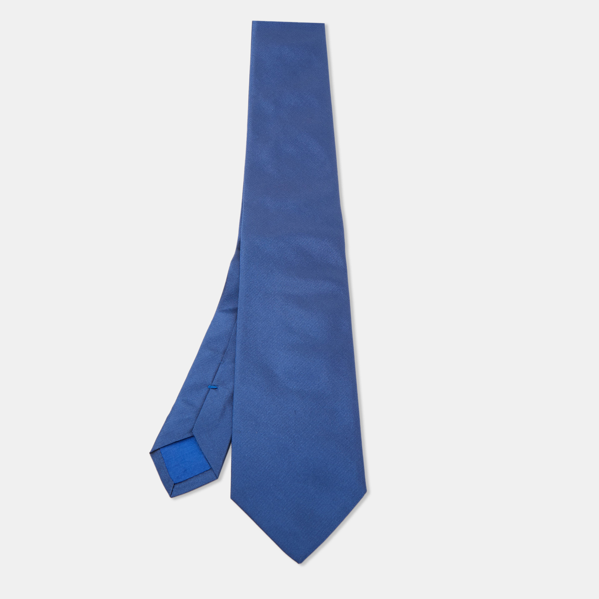 Pick this Boss by Hugo Boss tie to give your formal look a touch of luxury. It is cut from silk and presented in blue. It is finished with the brand label on the back.