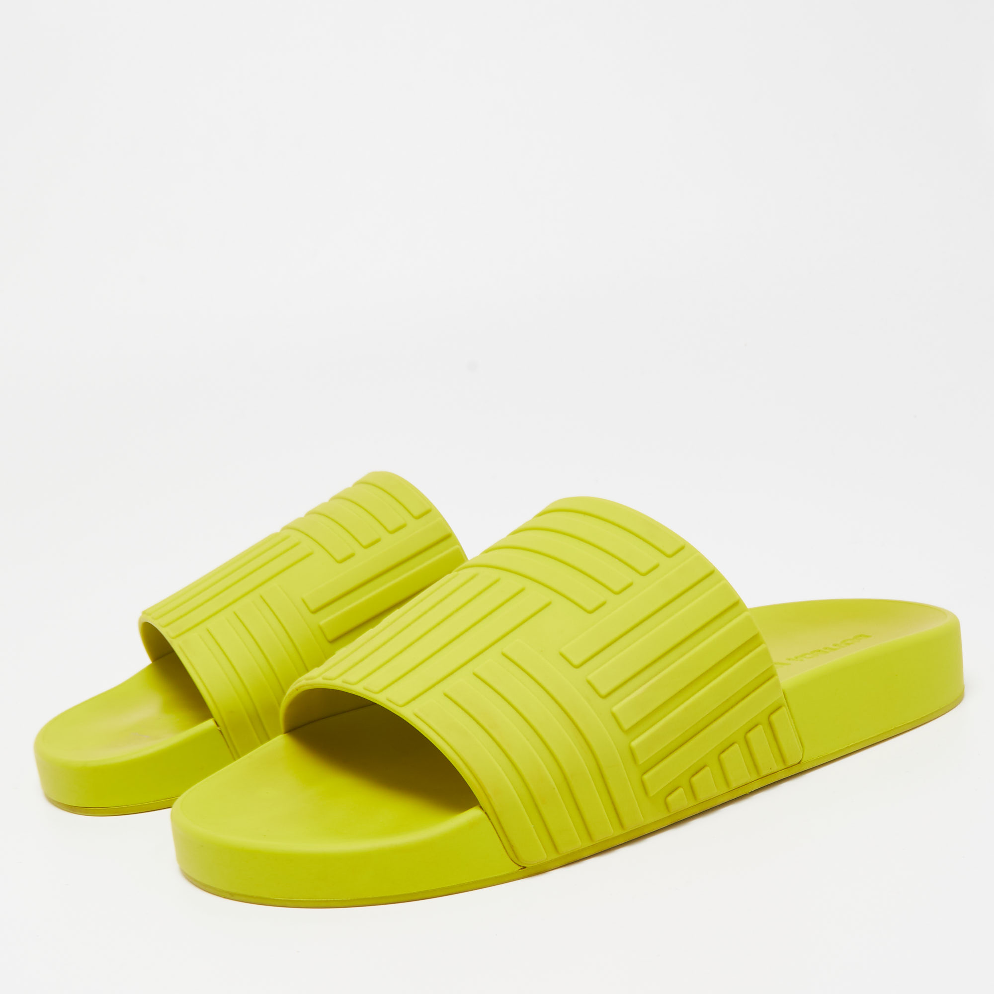 

Bottega Veneta Green Rubber Carpet Slides Size