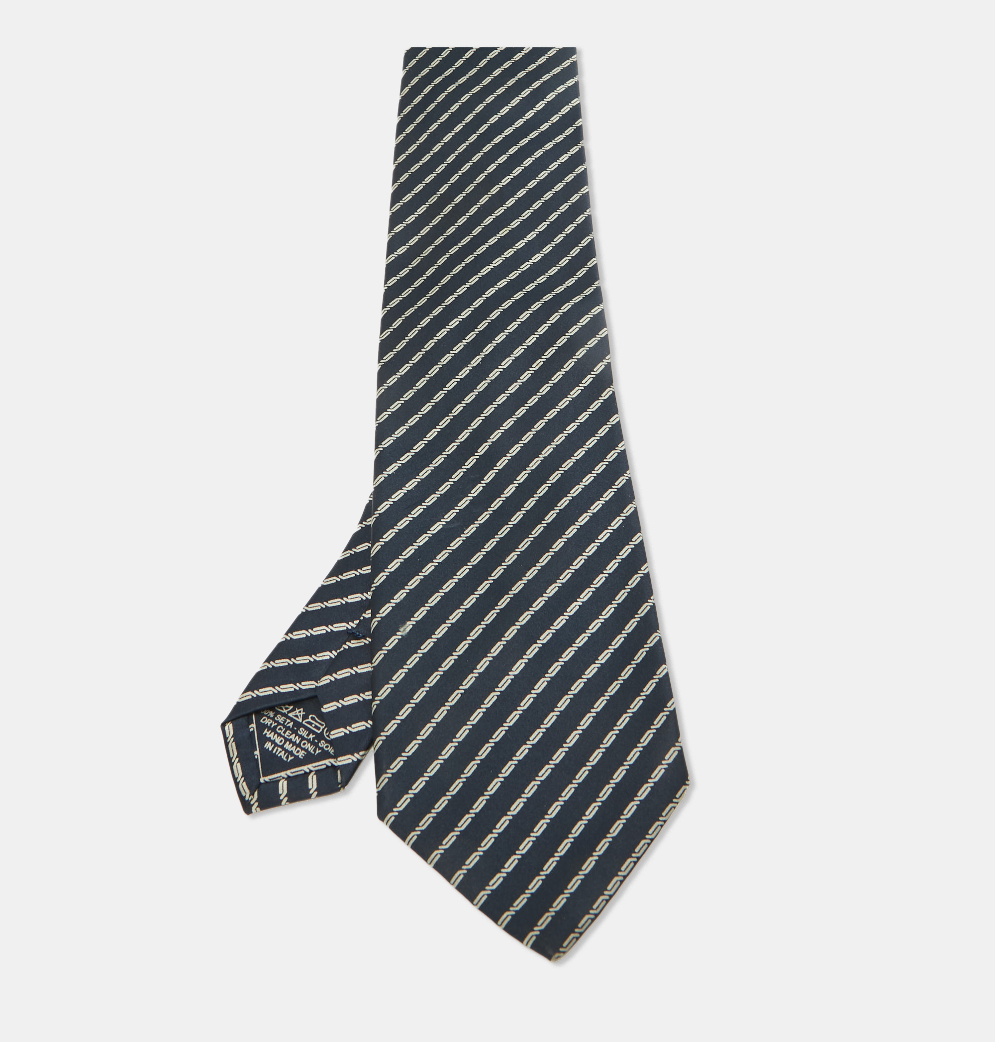 This tie is a perfect formal accessory that has a sharp and modern appeal. Made from luxurious materials it features intricate patterns and the brand label is neatly stitched at the back. It is sure to add oodles of style to your blazers.