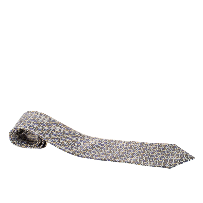 Why settle for a plain dull tie when you can add just the luxurious cut with this silk piece from Brioni Indeed this tie is splayed with lattice foil prints all over. Make sure to pair the tie with your simple shirts for it to stand out.
