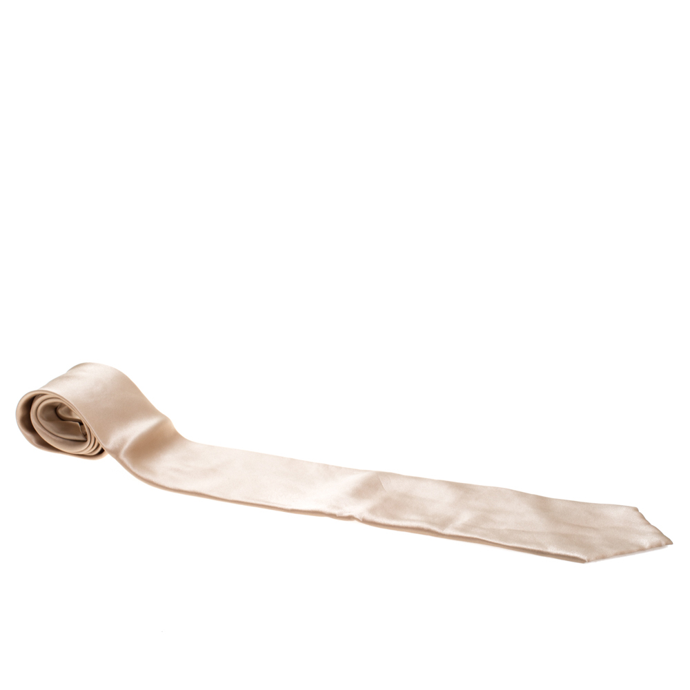 This Brioni tie lends you a sophisticated look to your dressing with its modern silhouette. This beige tie has a subtle distinction that adds a modern edge to your look.