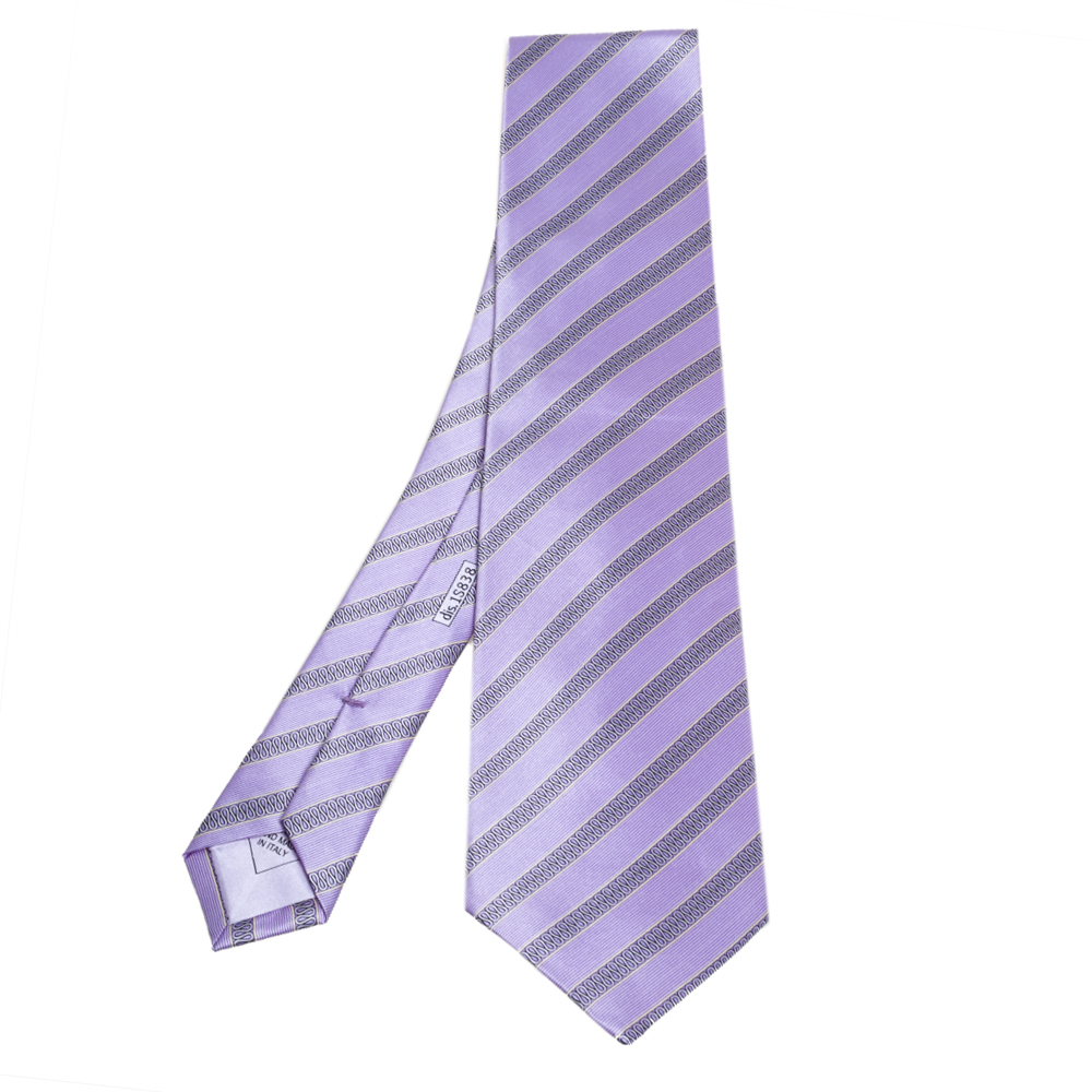 This Brioni tie is a perfect formal accessory that has a sharp and modern appeal. Made from silk satin it features a purple shade diagonal stripes and the brand label neatly stitched at the back. It is sure to add oodles of style to your blazers.