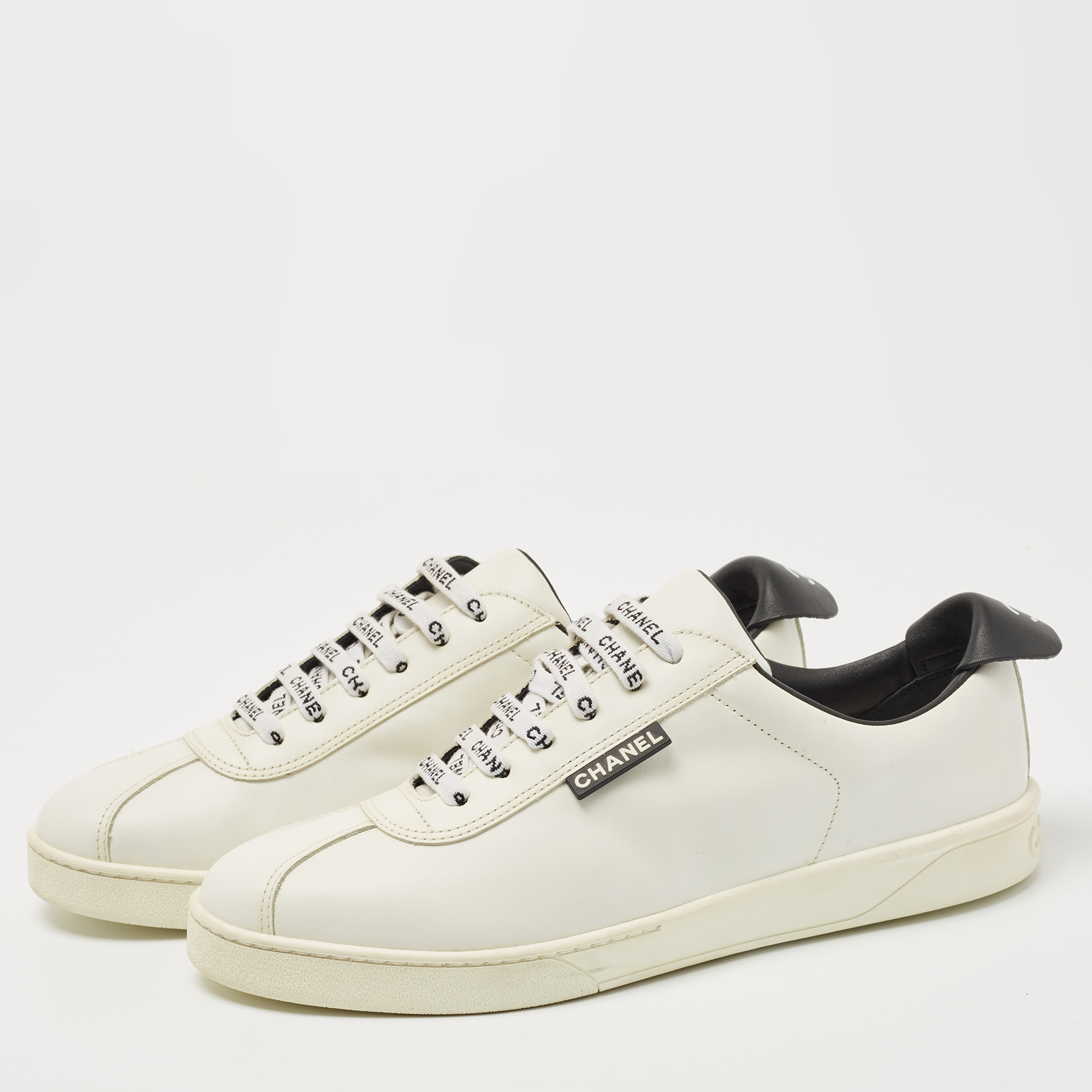 

Chanel White Leather Interlocking CC Logo Low Top Sneakers Size