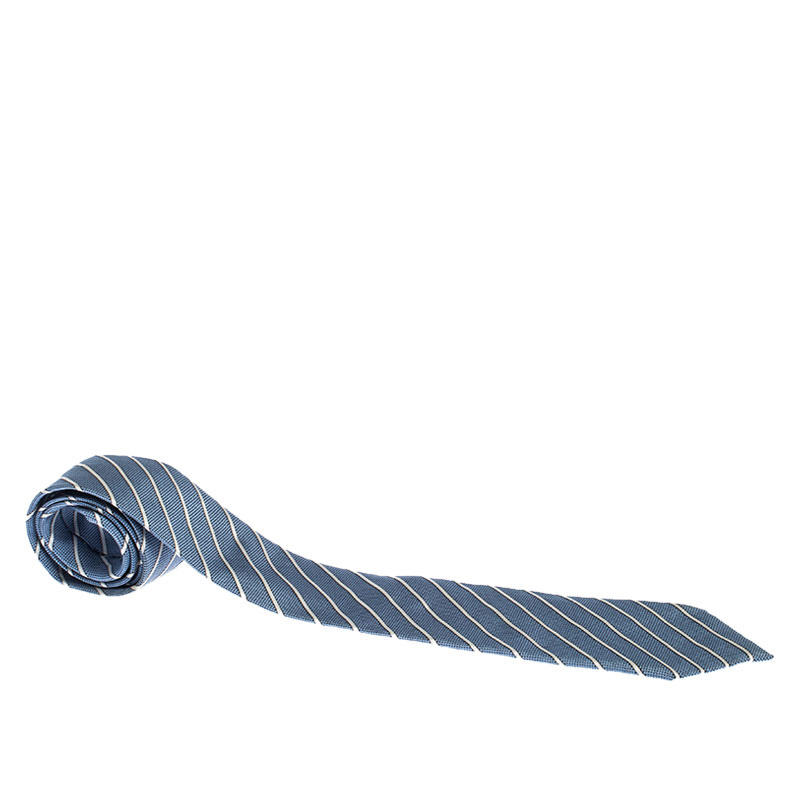 Cut from quality silk this blue Ermenegildo Zegna Couture tie features diagonal stripes in jacquard all over. The piece is complete with a keeper loop on the back. Look smart by pairing it with plain shirts.