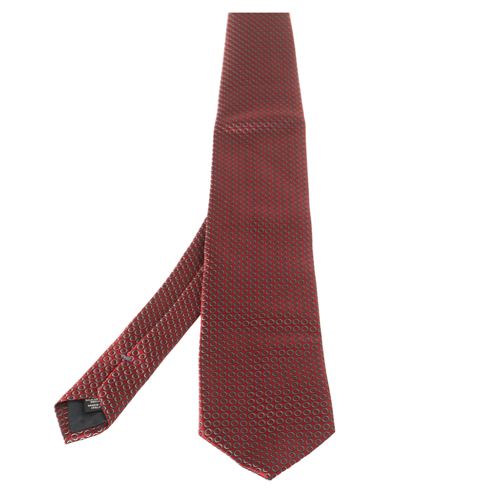 This Ermenegildo Zegna tie is a perfect formal accessory that has a sharp and modern appeal. Made from silk it features a red shade a geometric pattern and the brand label neatly stitched at the back. It is sure to add oodles of style to your blazers.