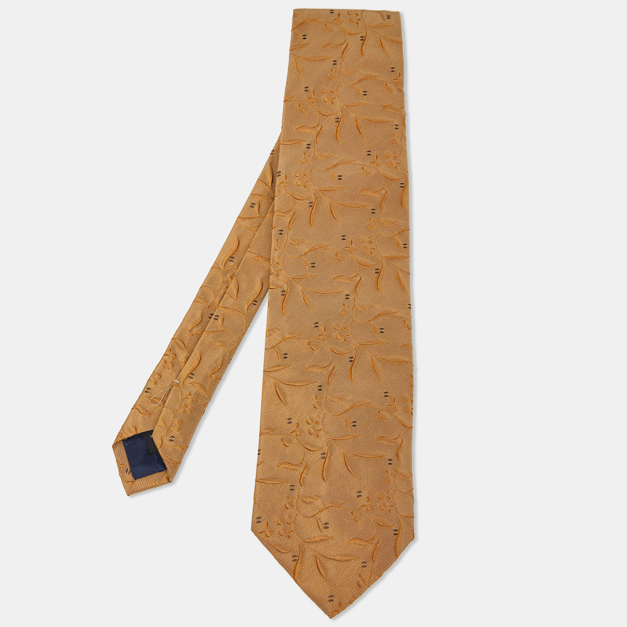 This designer tie is a perfect formal accessory that has a modern appeal. Made from luxurious materials the brand label is neatly stitched at the back. It is sure to add style to your blazers.