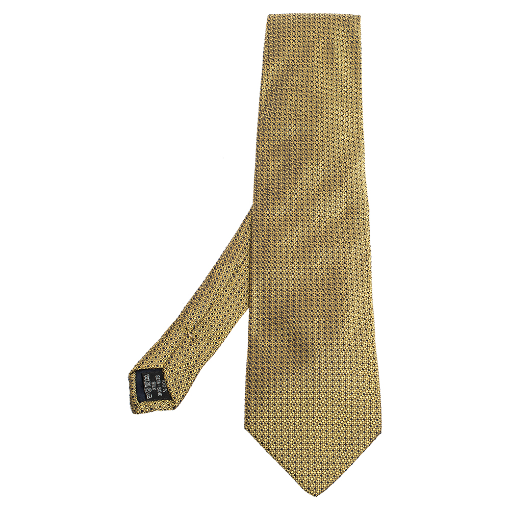 This suave silk vintage tie from Gianni Versace is perfect for the dapper man. Designed with a geometric pattern all over this tie comes with the brand label keeper loop at the back. The yellow tie can be styled with various outfits.