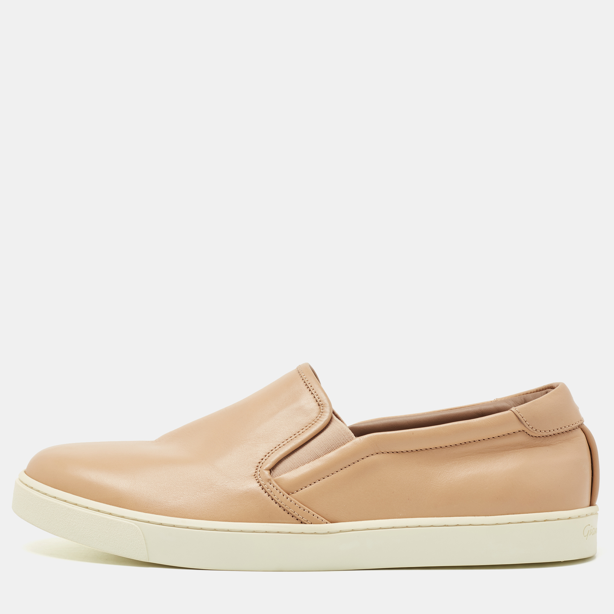 Coming in a classic silhouette these Gianvito Rossi sneakers are a seamless combination of luxury comfort and style. These sneakers are designed with signature details and comfortable insoles.