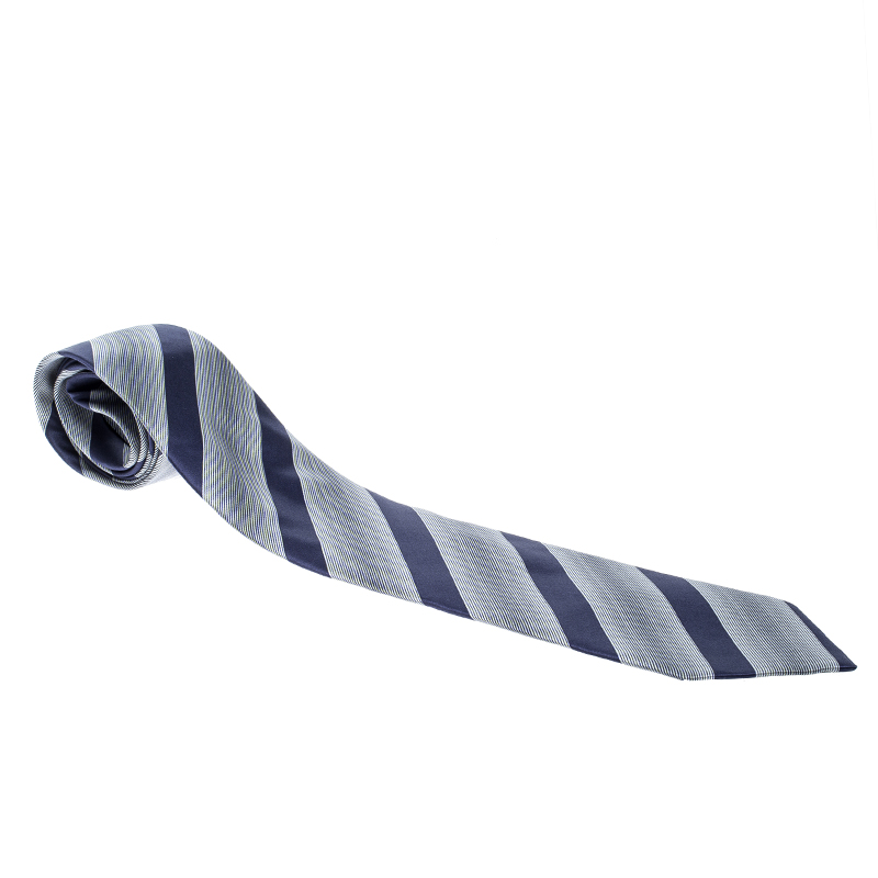 The sheen luxury and softness of silk adds a touch of elegance to this Giorgio Armani tie. This traditional grey tie features navy blue and grey coloured diagonal stripes all over. Team this with your best formal outfits for a winning ensemble.