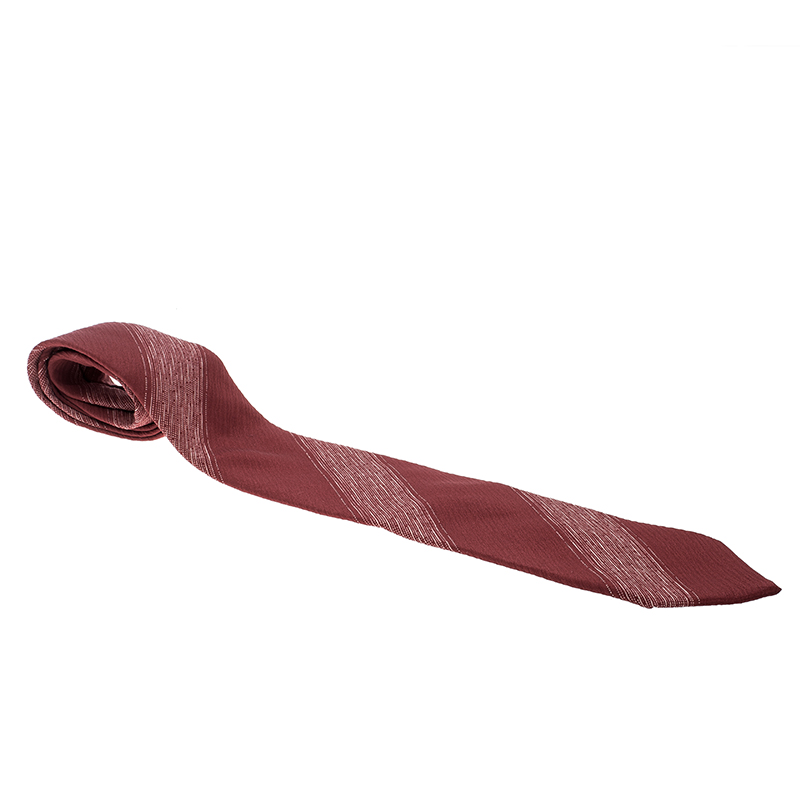 The sheen luxury and softness of silk adds a touch of elegance to this Giorgio Armani tie. This traditional red tie features contrasting stripes all over. Team this with your best formal outfits for a winning ensemble.