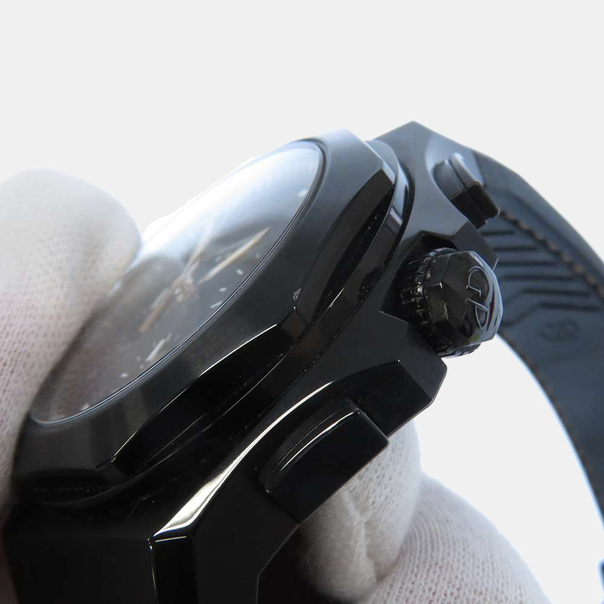 

Girard Perregaux Black Titanium Laureato 81060-21-492-FH3A Men's Wristwatch 44 mm