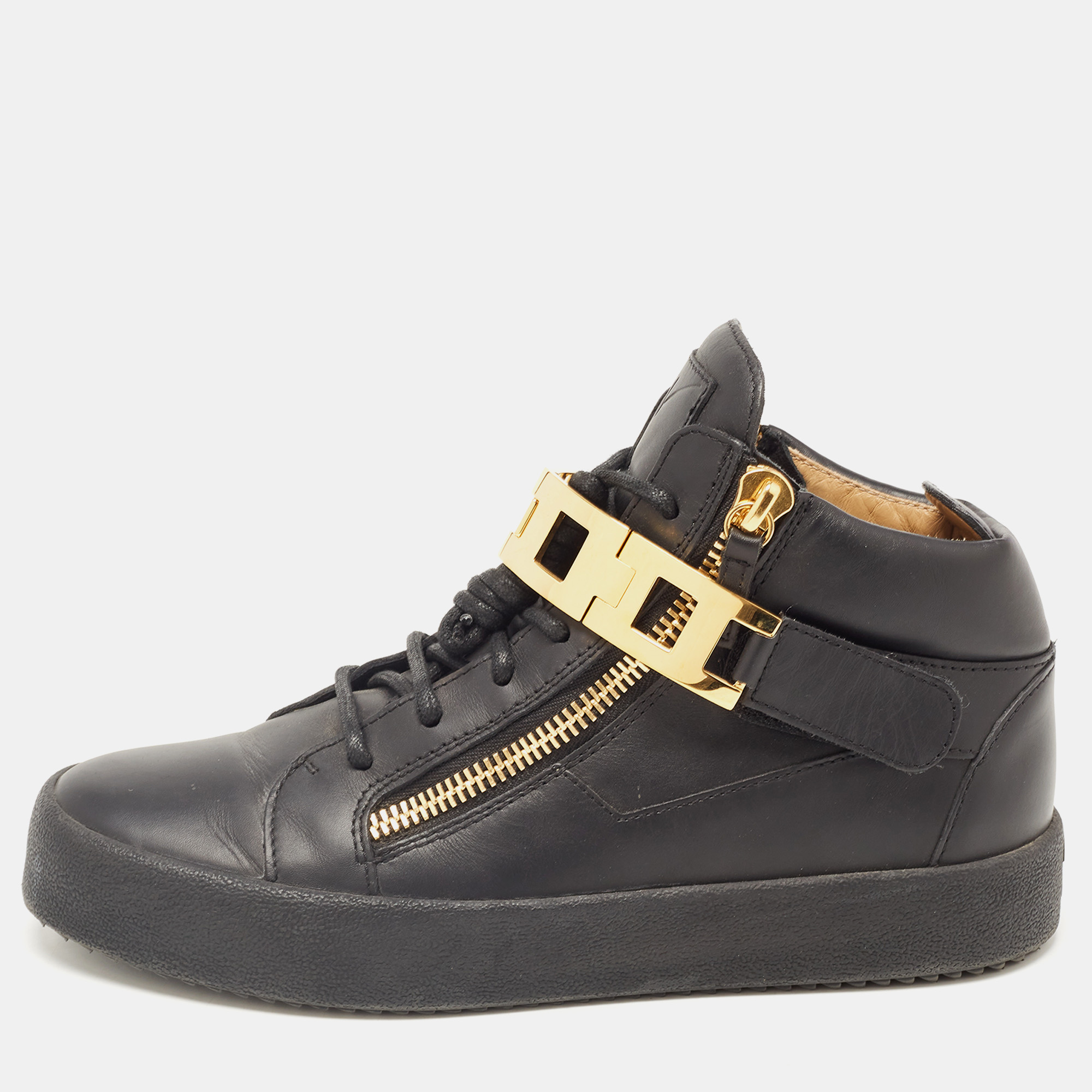 Give your outfit a luxe update with this pair of Giuseppe Zanotti mens sneakers. The shoes are sewn perfectly to help you make a statement in them for a long time.