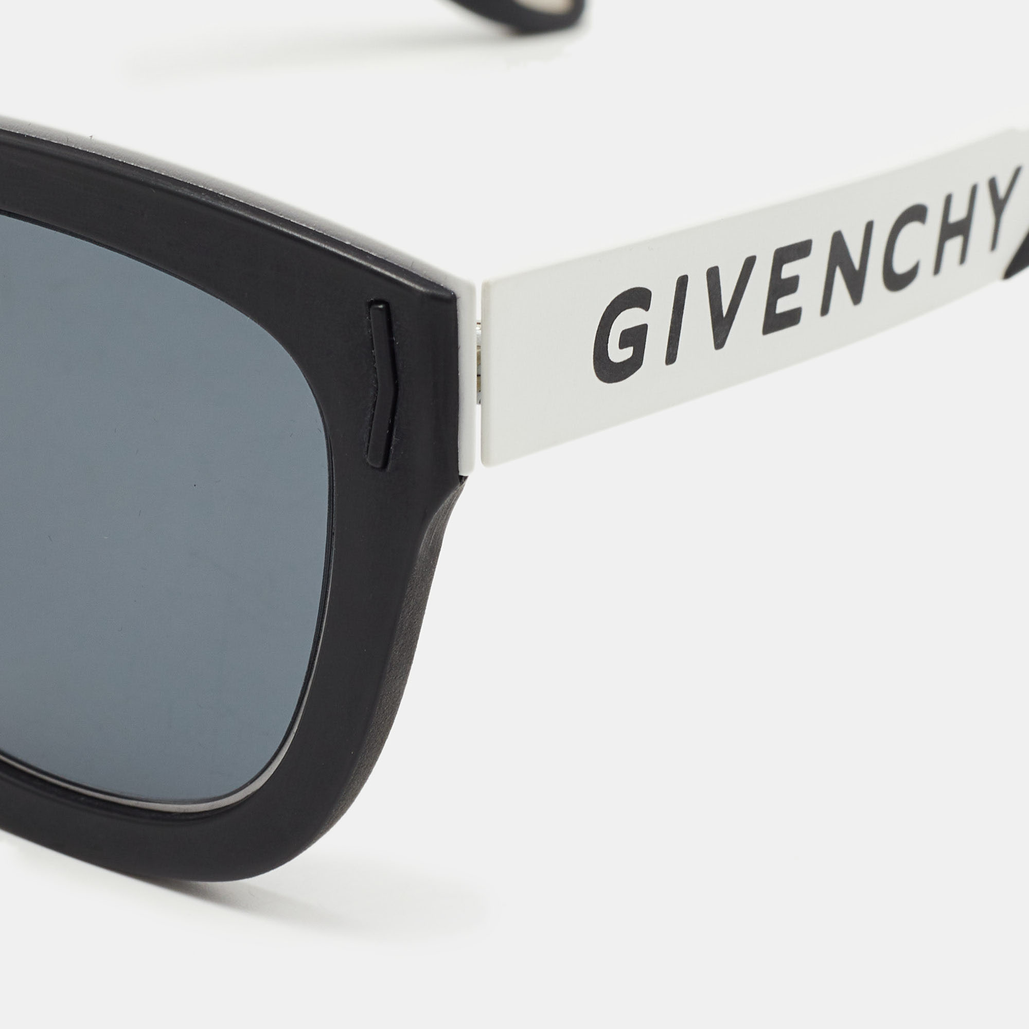 

Givenchy Black/White GV7016/N/S Wayfarer Sunglasses