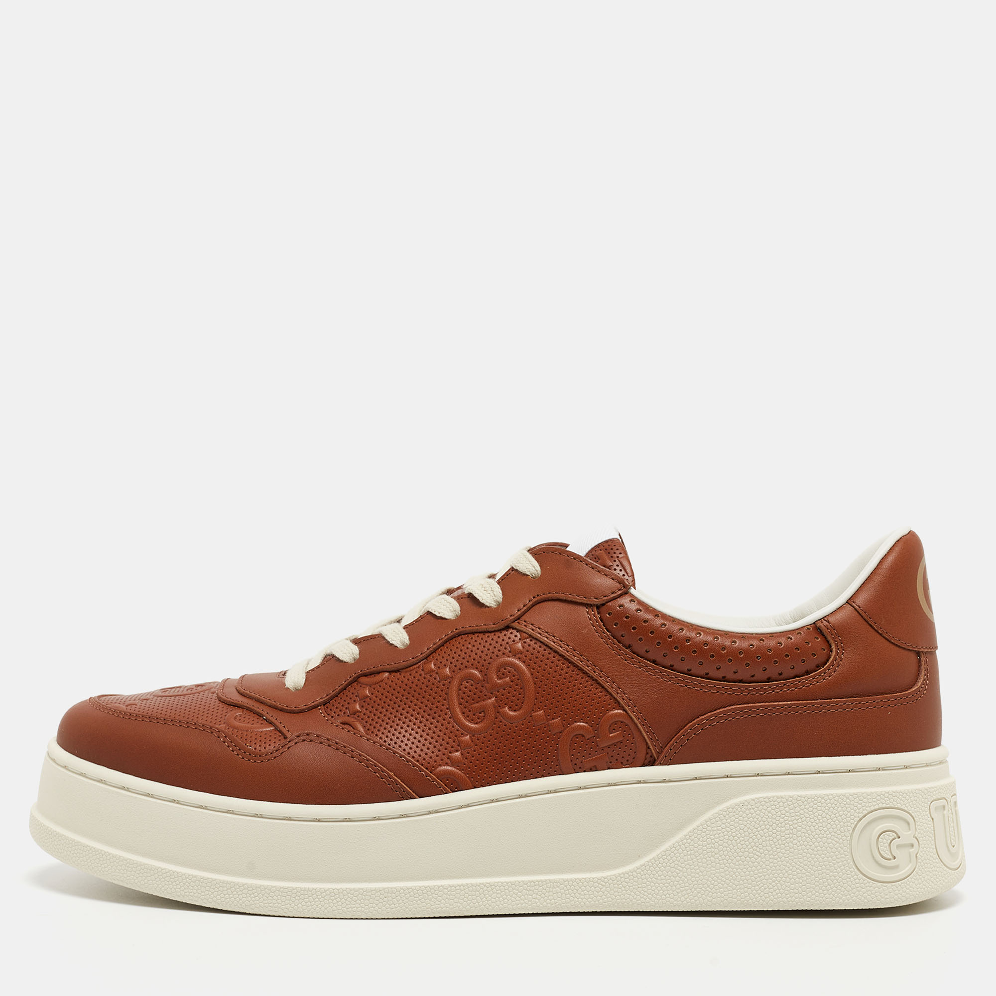 Give your sneaker collection a luxe update with these Gucci sneakers. Constructed from GG embossed leather they are defined with lace up vamps branded motif on the back and rubber soles.