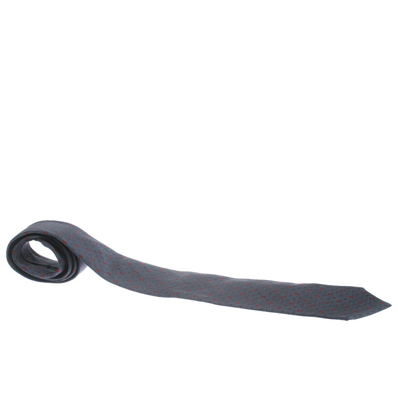 مملوكة مسبقًا ربطة عنق تقليدية غوتشي حرير جاكارد بنقوش GG منقطة زرقاء كحلية وحمراء 