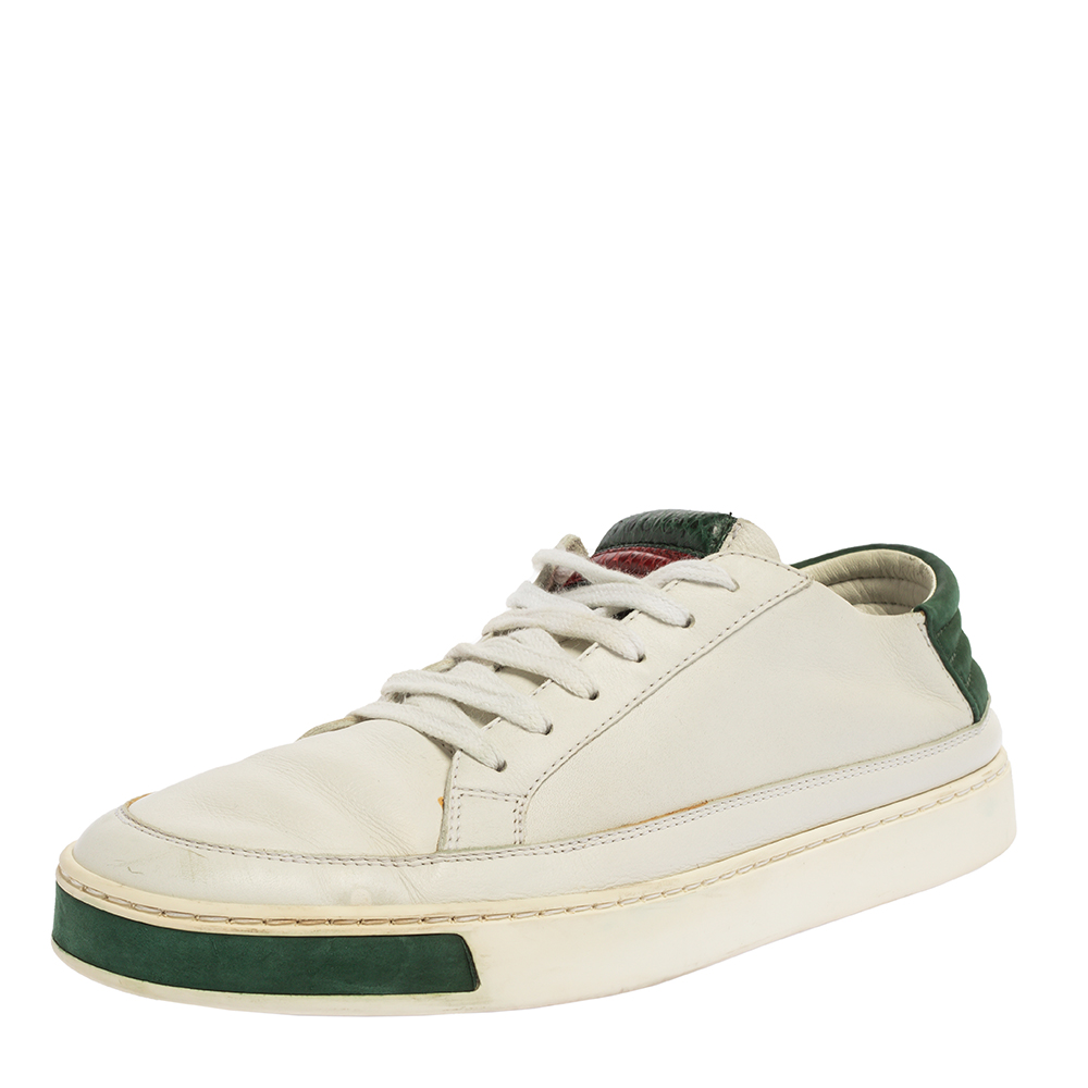 Let this pair of low top Gucci sneakers elevate your style this season. Crafted from white leather these sneakers feature round toes and lace ups on the vamps. They have been detailed with the signature Web pattern on the tongues and made comfortable with leather lined insoles and tough rubber soles. Pair them with smart t shirts and denims.