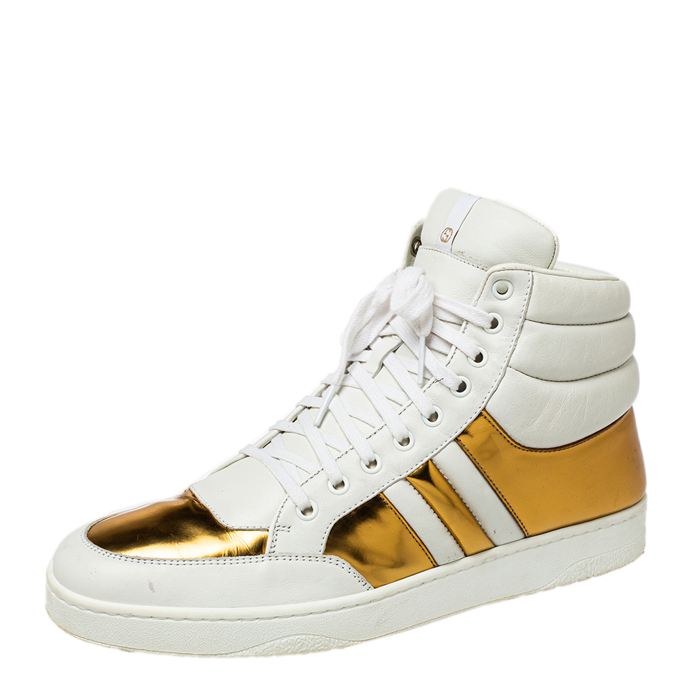 These Gucci sneakers just uplift the style quotient to a new level. Crafted with quality leather this pair features horizontal quilting on the counters. In the dual tones of white and gold this creation has a front lace closure with a comfortable rubber sole.