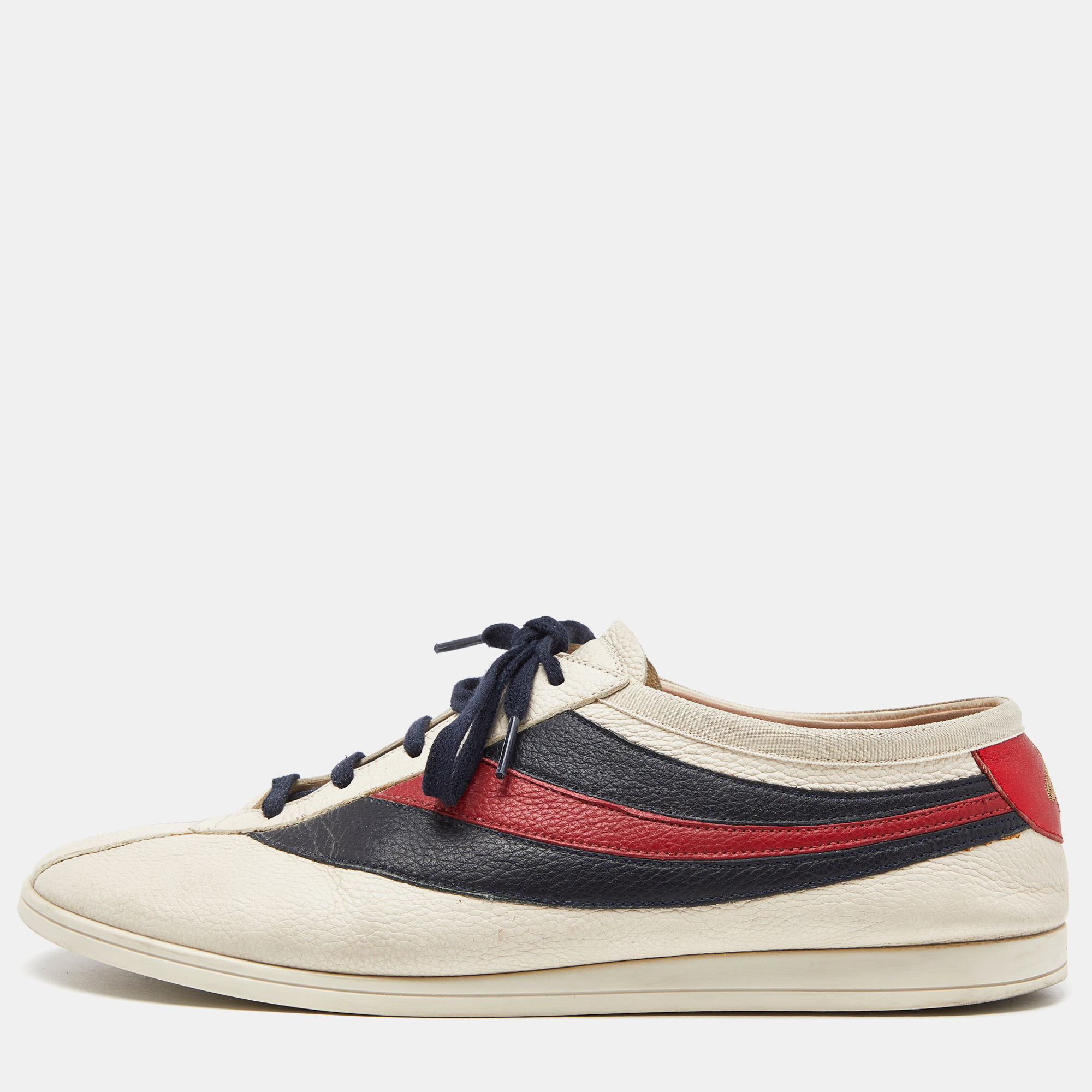 Stacked with signature details this Gucci pair is rendered in leather and is designed in a low top style with lace up vamps. They have been fashioned with the iconic Web stripes. Complete with logo accented counters these shoes can be easily coordinated with your casuals.