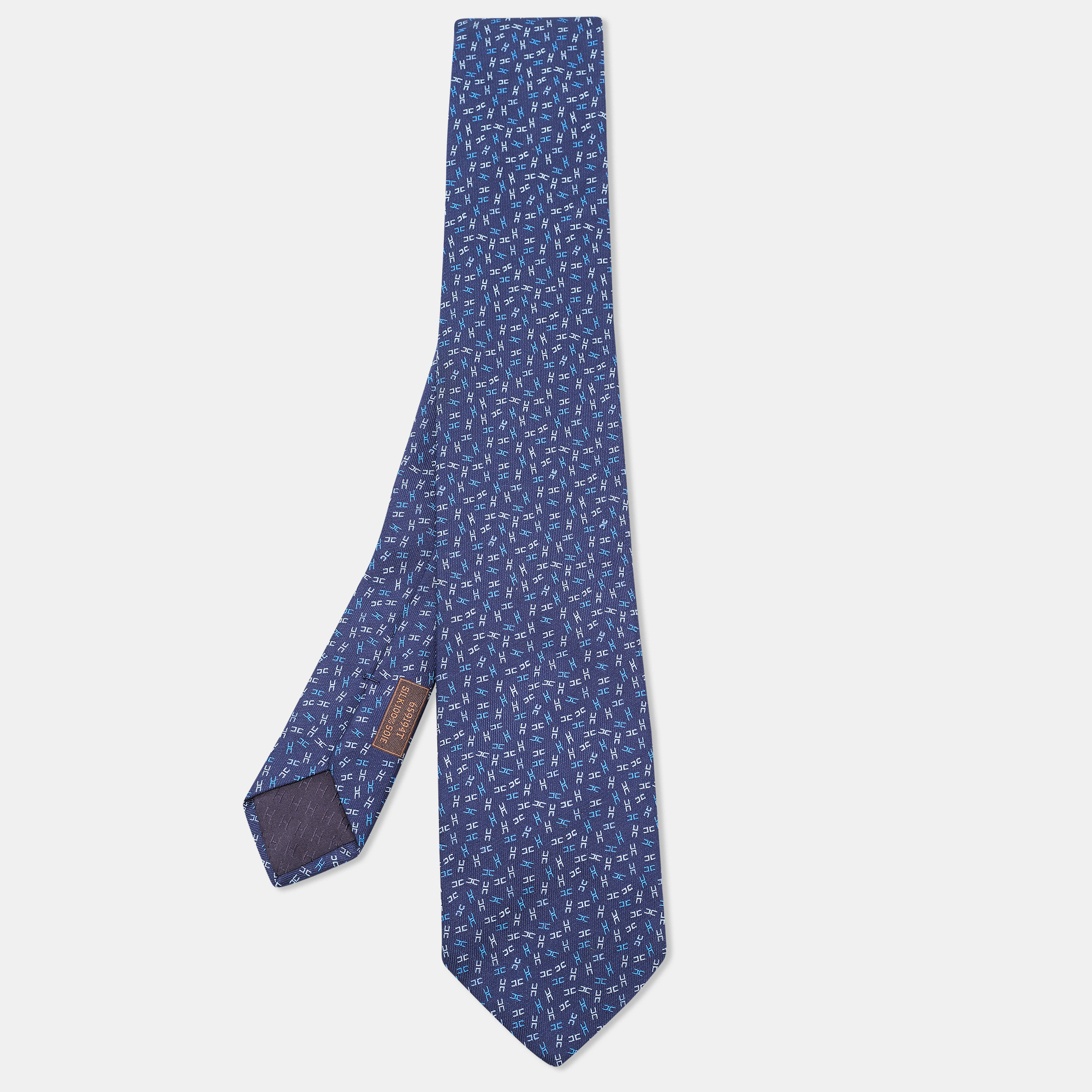 Pick this Hermes tie to give your formal look a touch of luxury. It is cut from silk and detailed with patterns all over. It is finished with the brand label on the back.